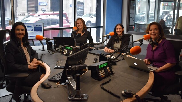 Chantal Soucy, Christine Labrie, Méganne Perry Mélançon et Paule Robitaille dans un studio de radio, devant des micros, autour d'une table. 