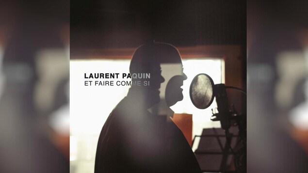 Laurent Paquin chante de profil dans un micro sur la pochette de l'album.