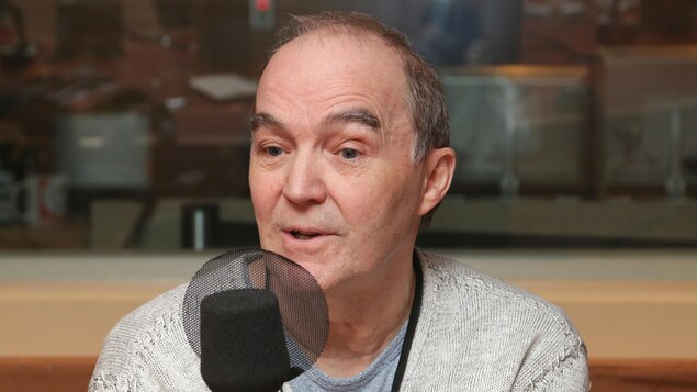 Francis Pelletier devant un micro de radio.
