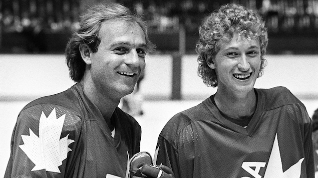 Les deux joueurs posent côte-à-côte souriant sur la glace du Forum de Montréal.