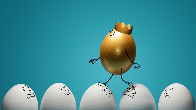 Illustration d'un œuf doré qui porte une couronne et qui marche sur d'autres œufs mécontents.  