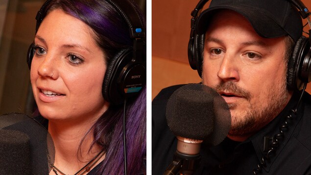 Une femme et un homme parlent devant un micro dans un studio de radio. 