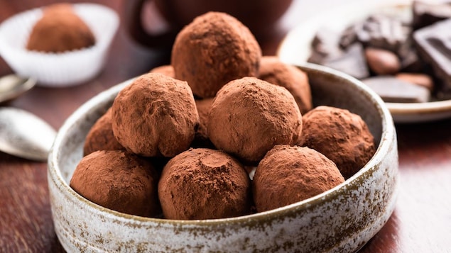 Une dizaine de truffes servies dans un bol. 