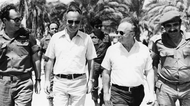Shimon Peres (2e à gauche) visite les troupes au Sinaï lors de la Guerre des Six Jours, en juin 1967. Il est accompagné du premier ministre israélien Itzhak Rabin et du général Yekutiel Adam.