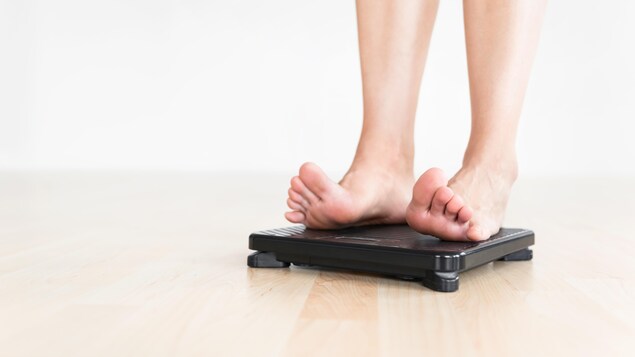 Des pieds sur un pèse-personne.