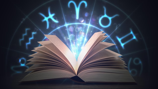 Un livre ouvert avec des signes astrologiques.