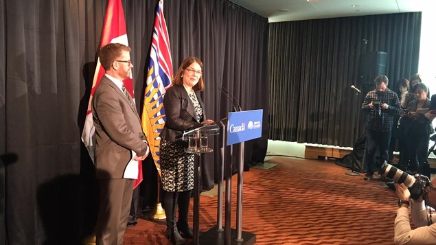 La ministre fédérale de la Santé, Jane Philpott, et son homologue provincial, Terry Lake, lors d'une conférence de presse vendredi 17 février 2017 à Vancouver.