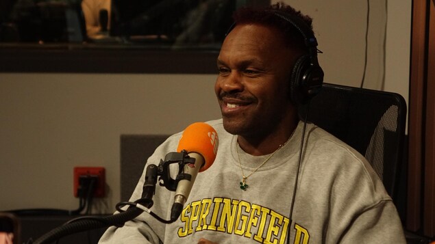 Pierre-Yves Lord, au micro.