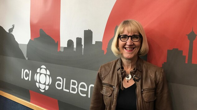 La poète dans un studio de Radio-Canada à Edmonton
