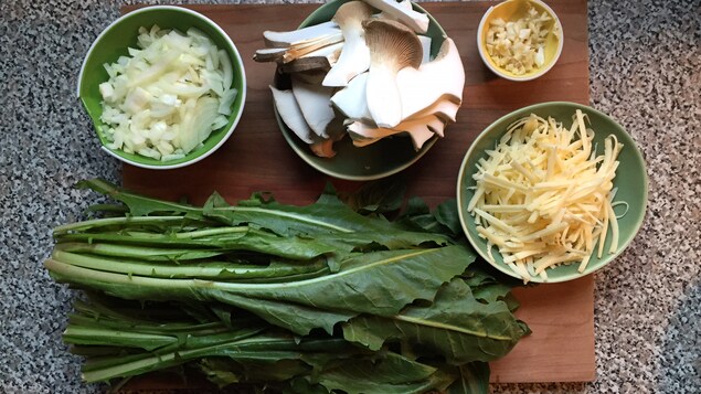 Les ingrédients pour la quiche aux pissenlits et champignons. Les ingrédients pour la quiche aux pissenlits et champignons.