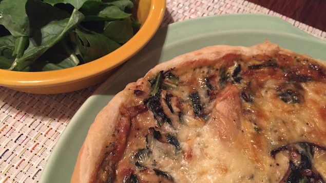 Salade de feuilles de pissenlit et quiche aux pissenlits et aux champignons. Salade de feuilles de pissenlit et quiche aux pissenlits et aux champignons.
