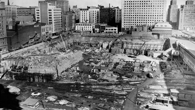 Chantier de construction de la Place Ville Marie à la fin des années 1950 à Montréal Chantier de construction de la Place Ville Marie à la fin des années 1950 à Montréal