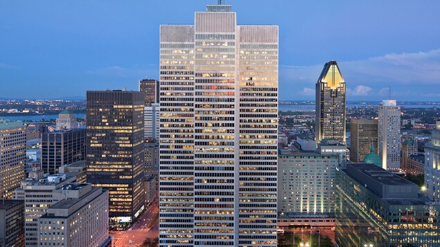 Vue sur la Place Ville-Marie, la nuit, dans le centre-ville de Montréal Vue sur la Place Ville-Marie, la nuit, dans le centre-ville de Montréal