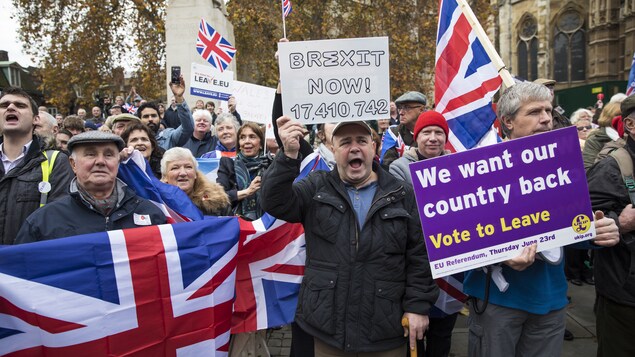 Des partisans du Brexit manifestant à Londres, le 23 novembre dernier. Des partisans du Brexit manifestant à Londres, le 23 novembre dernier.
