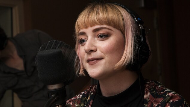 L'étudiante Camille Robert s'empare du micro au studio 18.
