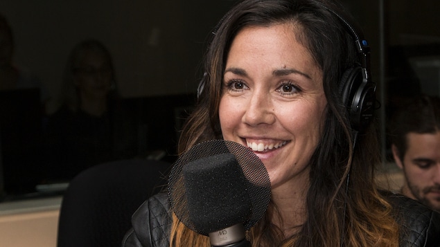 L'auteure Sophie Bienvenu sourit au micro lors de son entrevue avec Marie-Louise Arsenault L'auteure Sophie Bienvenu sourit au micro lors de son entrevue avec Marie-Louise Arsenault