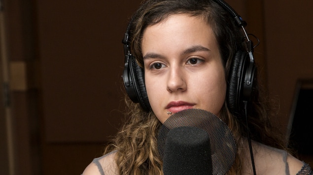 Gros plan de l'auteure Sarah Walou, qui porte un piercing à la lèvre Gros plan de l'auteure Sarah Walou, qui porte un piercing à la lèvre