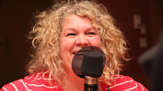 La souriante Guylaine Guay