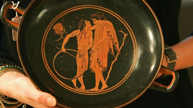 Un kylix provenant d’Athènes et datant du 6e siècle avant Jésus-Christ illustre une scène homosexuelle entre deux hommes. L'artefact a été mis aux enchères en 2004 par la maison de ventes aux enchères britannique Bonhams.
