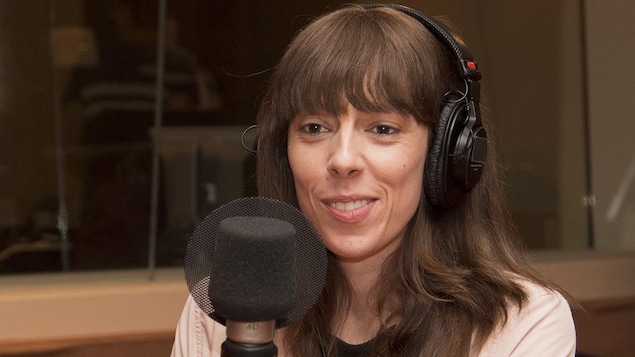 L'autrice Marie-Andrée Labbé devant un micro du studio 18 de Radio-Canada.