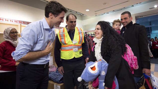 Le premier ministre Justin Trudeau accueille des réfugiés syriens le 11 décembre 2015 à l'aéroport international Pearson de Toronto.