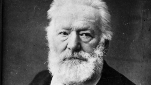 Une photo de l'écrivain et dramaturge français Victor Hugo prise en 1880.