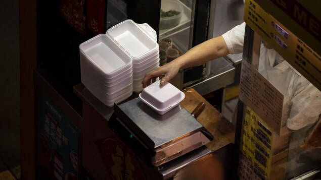 Une pile de contenants en styromousse dans les cuisines d'un petit restaurant.