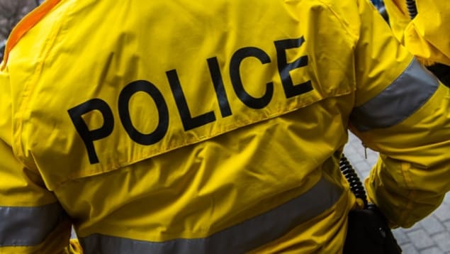 Un policier portant une veste jaune.