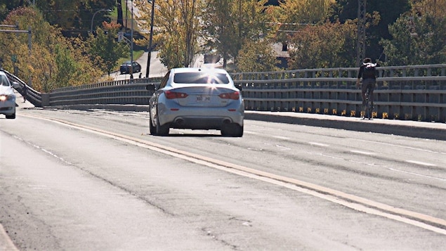 Un cycliste qui roule sur le trottoir du pont Jacques-Cartier de Sherbrooke