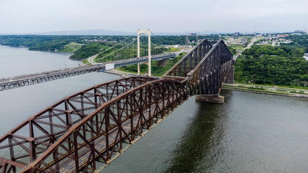 Vue aérienne des ponts de Québec et Pierre-Laporte, un jour d'été. 