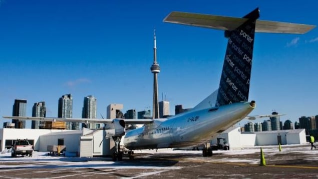 Un avion de la compagnie aérienne Porter à l'aéroport Billy-Bishop de Toronto.