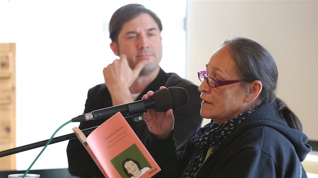 Joséphine Bacon lit un extrait de sa poésie.