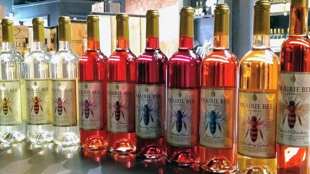 Des bouteils de vin de la Prairie Bee Meadery.