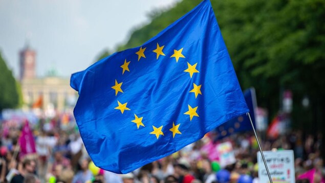 Un manifestant tient le drapeau de l’Union européenne.