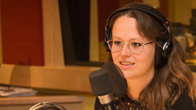 Une photo d'Anne-Sophie Letellier dans le studio de l'émission La sphère. Une photo d'Anne-Sophie Letellier dans le studio de l'émission La sphère.