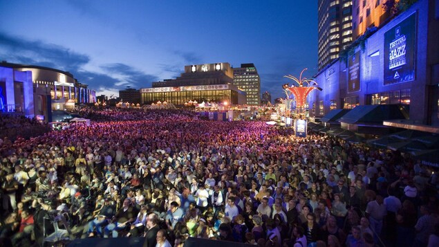 Une foule nombreuse assiste à un spectacle gratuit du Festival de jazz en 2007.