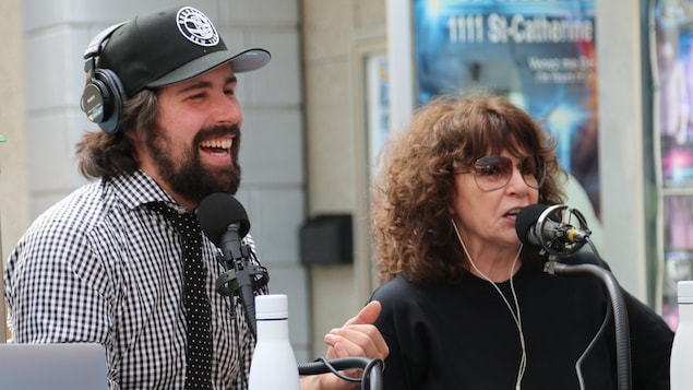Philippe-Audrey Larrue-St-Jacques et Christiane Charette parlent dans des micros de radio. 