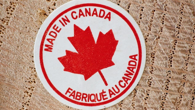 Une étiquette « Made in Canada/Fabriqué au Canada ».