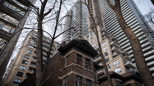 Un édifice de St. Charles Court, à Toronto, est photographié le 19 janvier 2024.