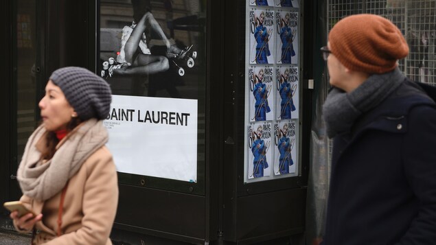 Une affiche en noir et blanc montrant l'entrejambe d'une femme en patins en roulettes, installée dans un lieu public.