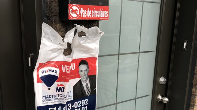 Un publisac accroché sous un autocollant qui dit « Pas de circulaires».
