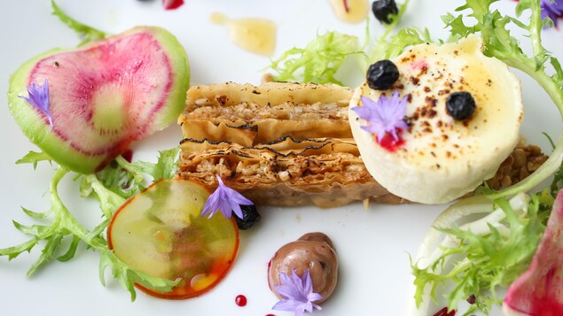 Plat gastronomique dans une assiette.