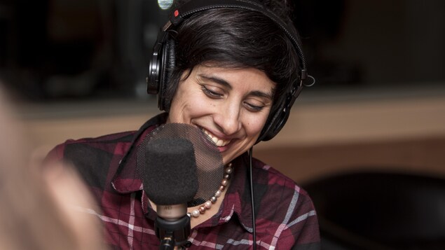 Elkahna Talbi en studio à l'émission Plus on est de fous, plus on lit! à l'occasion de la parution de son premier recueil de poèmes « Moi, figuier sous la neige » Elkahna Talbi en studio à l'émission Plus on est de fous, plus on lit! à l'occasion de la parution de son premier recueil de poèmes « Moi, figuier sous la neige »