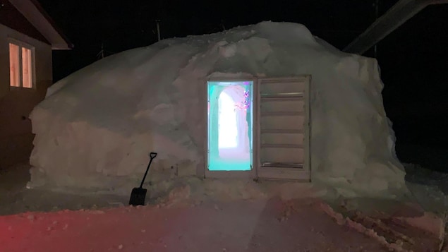 Nelson Juneau et sa famille ont construit une ambitieuse hutte de neige à Clarke City.