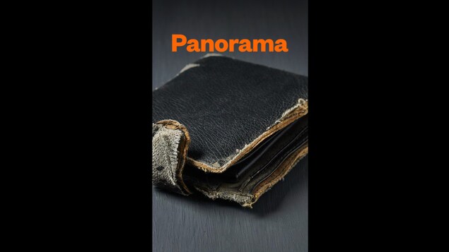 Un vieux portefeuille.
Le logo de l'émission radio Panorama.