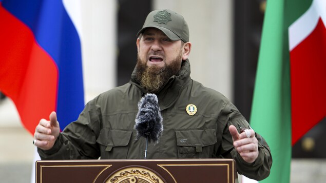 Gros plan sur le président de la Tchétchénie, Ramzan Kadyrov, qui s'adresse à des militaires qui assistent à un examen des troupes et du matériel militaire de la République tchétchène à Grozny, la capitale de la République de Tchétchénie, en Russie, le 25 février 2022. 