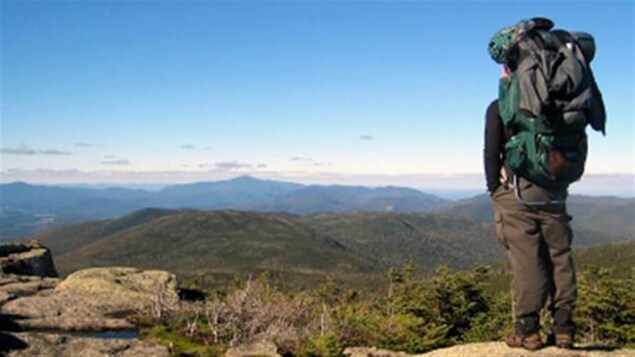 Un homme au sommet d'une montagne.