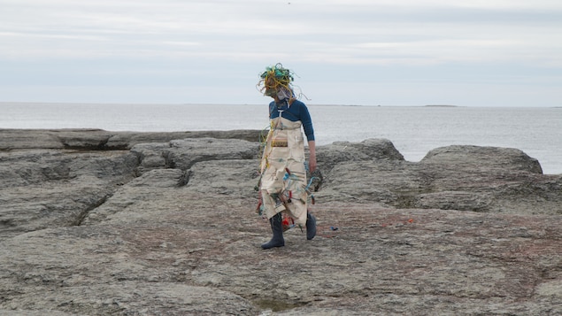 Raphaëlle de Groot sur l'Île Nue en Minganie, dans le cadre du projet Subsistances organisé pour Repères 2017.