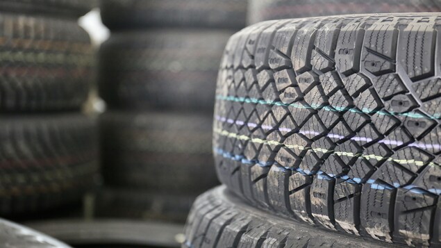 Des pneus d'hiver empilés