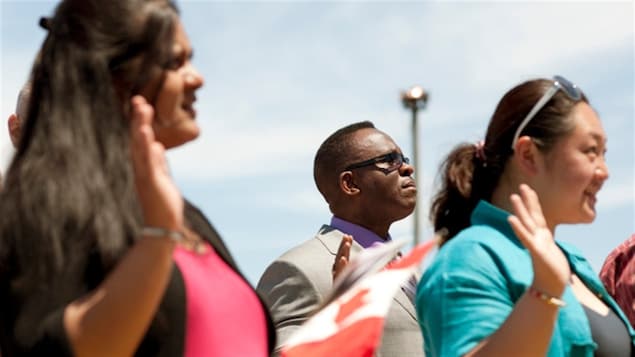 Des immigrants de différentes origines prêtent serment au Canada.